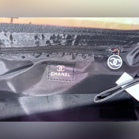 CHANEL Black Zippered Pouch - Picture 4 of 7